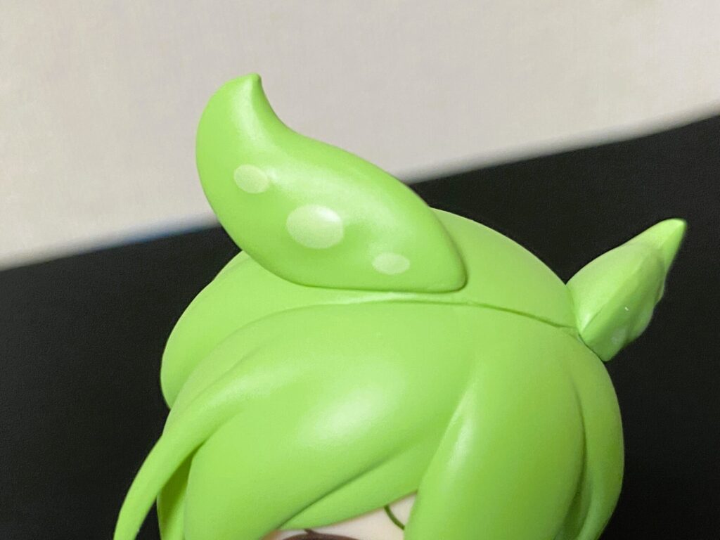 ずんだもんフィギュアの頭の枝豆部分がアップで映っており、ぷっくりとした立体感が見られる。