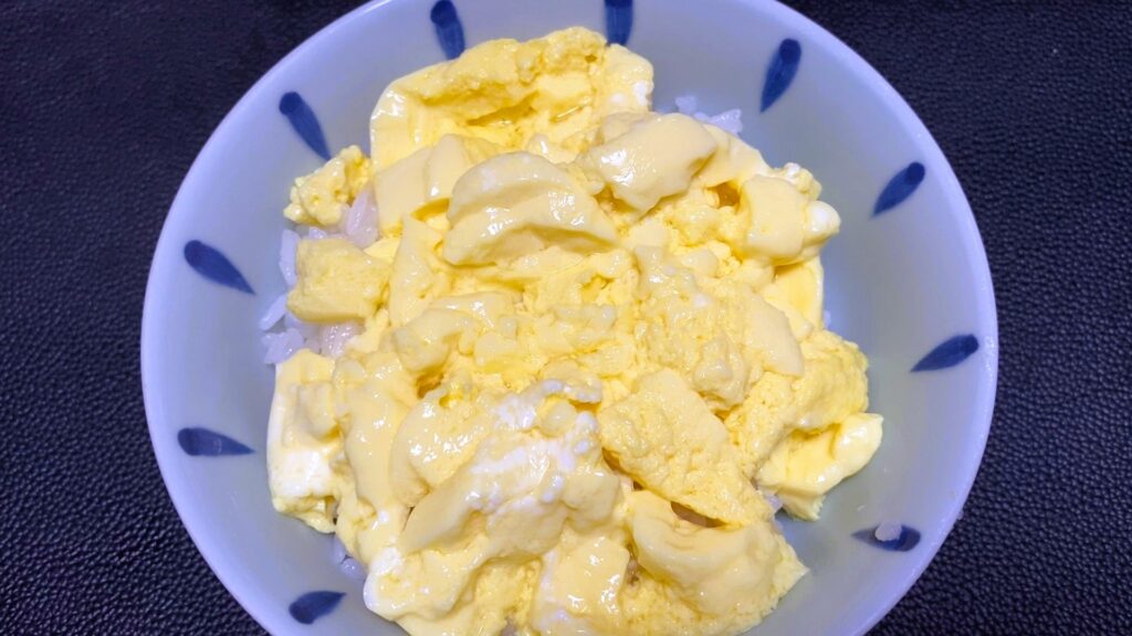 ダイソーの「レンジで簡単 茶碗蒸し器」で作ったフワフワの玉子焼きをご飯に乗せると美味しい