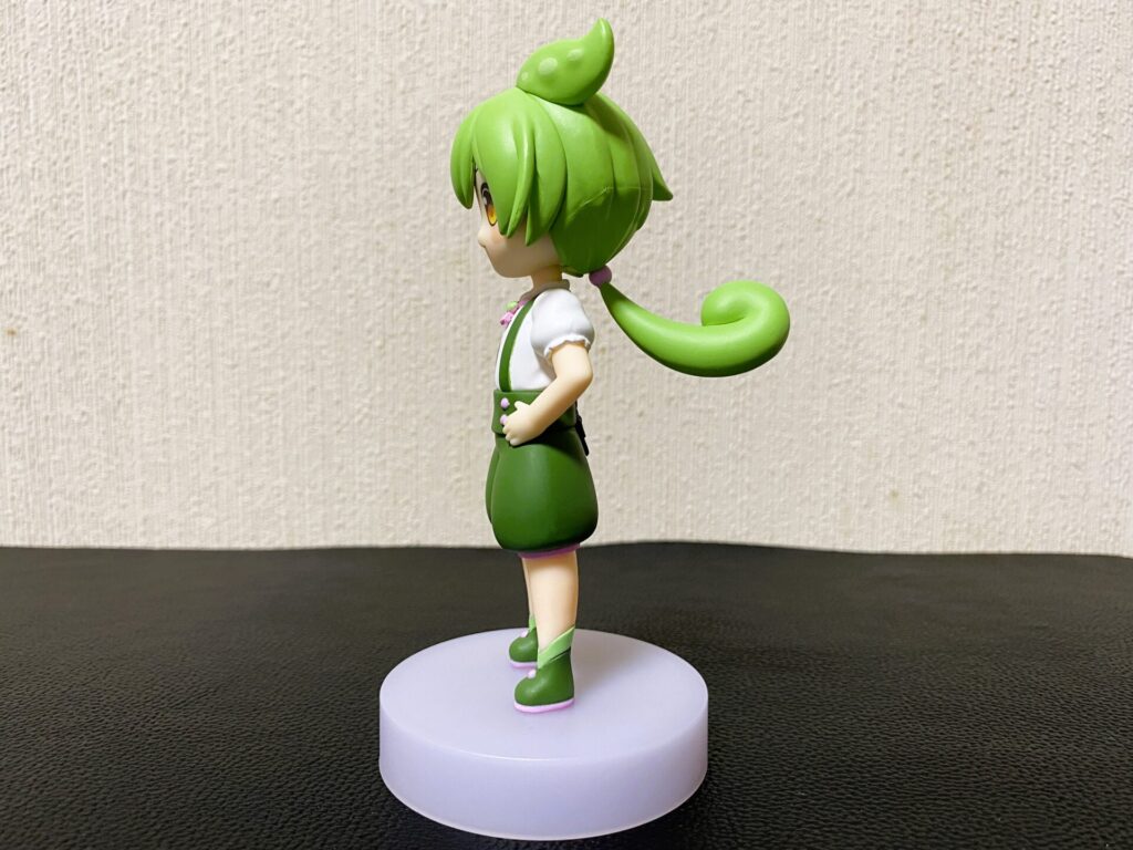 ずんだもんフィギュアの側面から見た姿。特徴的な髪のカールや、自然な立ち姿がしっかりと再現されている。