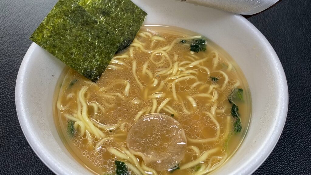 完成した山岡家カップ麺に海苔を添え仕上げる