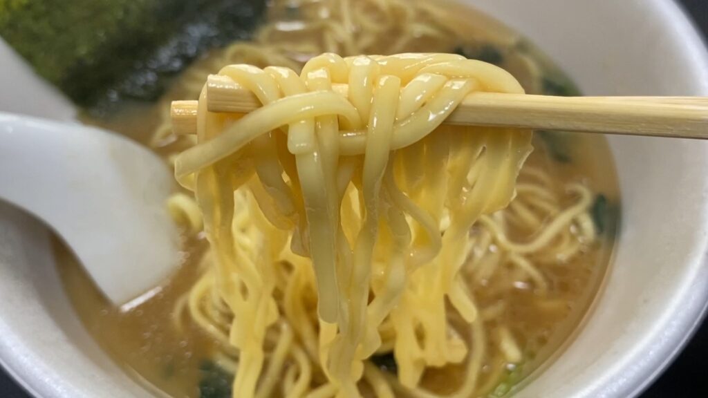 カップ麺の麺はやや細めで、店舗の太麺に比べると食感が軽くなっています。スープとの絡みも弱く感じ、店舗のような弾力や歯ごたえは少し物足りない