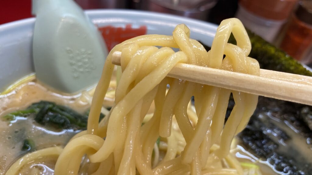 山岡家の麺は、太くてストレート、食べ応えのあるコシが特徴です。濃厚なスープをしっかりと絡め、噛むたびにスープの風味が広がります。