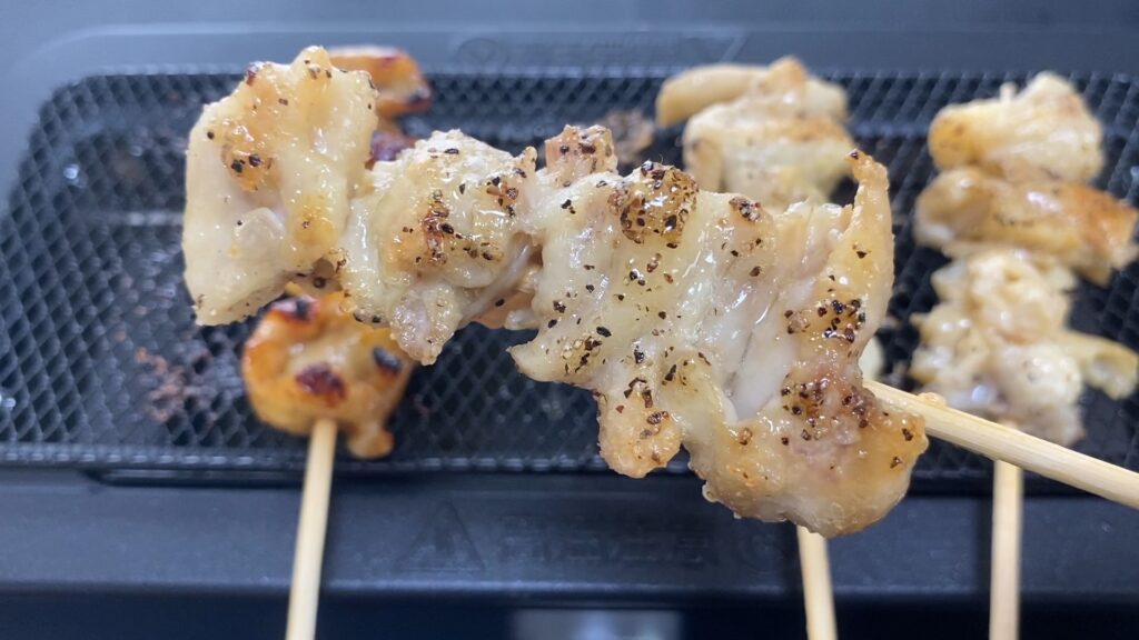 業務スーパーの鶏皮串を塩で味付けして食べる