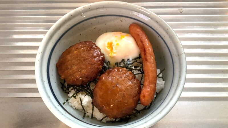 業務スーパーの照り焼きハンバーグを使ったロコモコ丼