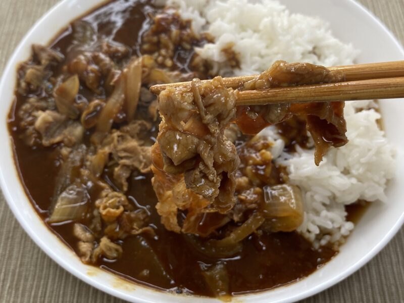 業務スーパーの大盛り牛丼の具を入れたカレーは旨みが増す