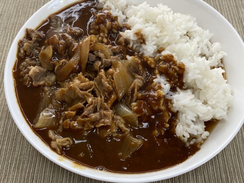 業務スーパーの大盛り牛丼の具を入れたカレー