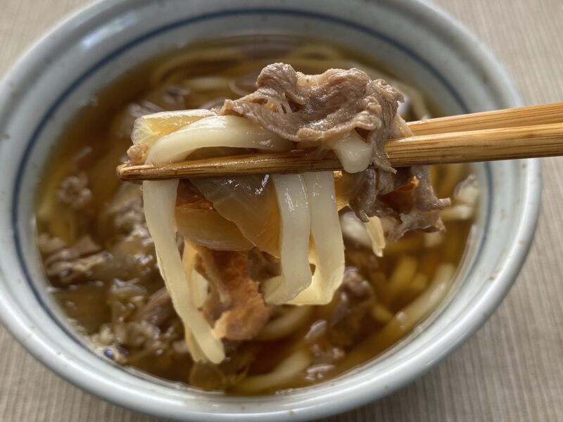 業務スーパーの大盛り牛丼の具を投入したにくうどんはあっさり