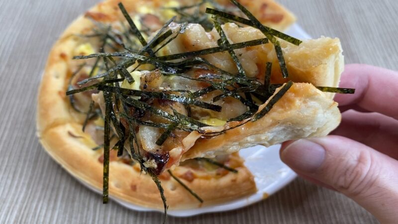 焼鳥と刻み海苔をトッピングした和風ピザの断面アップ