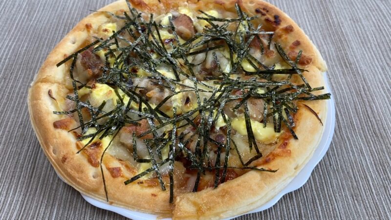 マヨネーズと刻み海苔が全体に広がった焼鳥ピザの全体写真