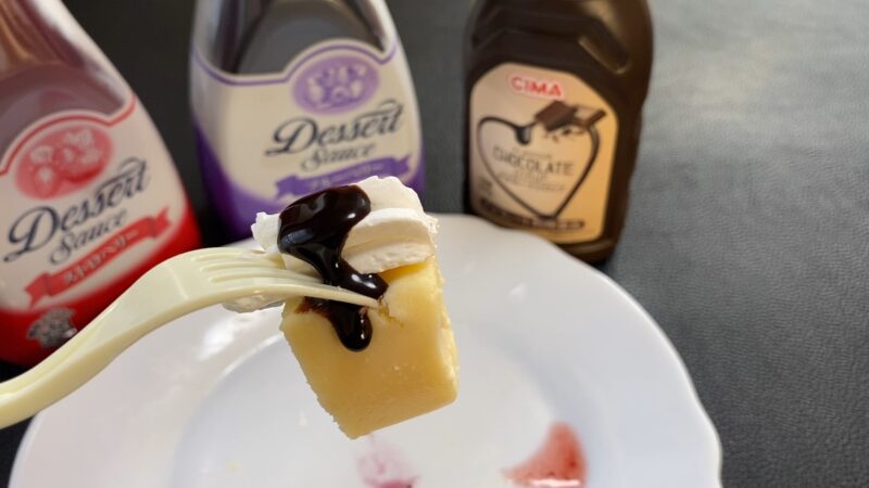 ホイップクリームの上からチョコソースをかけたチーズケーキ。甘さが際立つ組み合わせ。