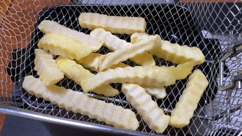 油調理前の冷凍クリンクルカットポテト
