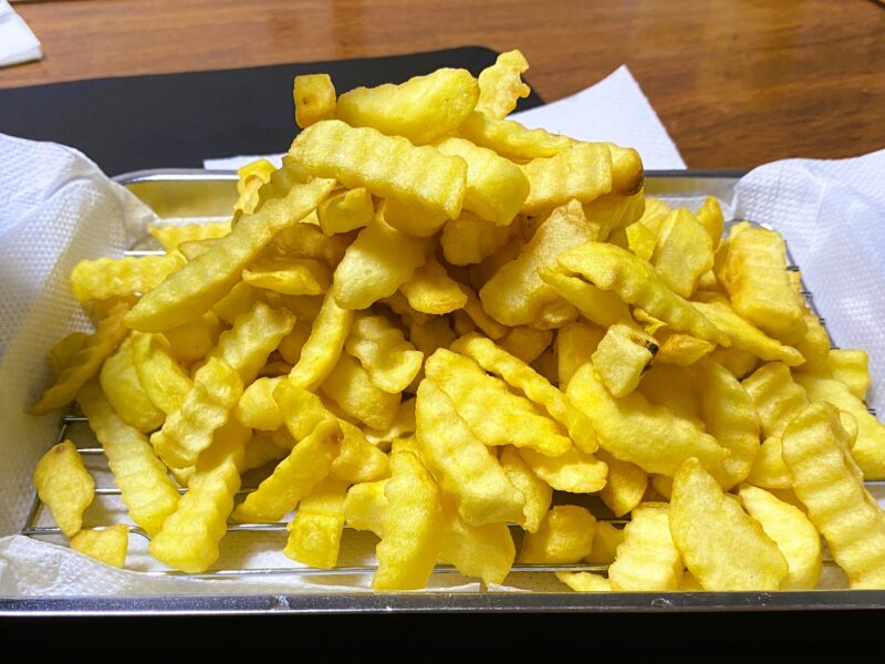 揚げたてのクリンクルカットポテトを山盛りにした様子