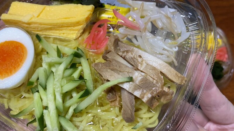 セブンイレブンの冷やし中華の具材部分を拡大。焼豚や錦糸卵、きゅうりの鮮やかさが際立つ。
