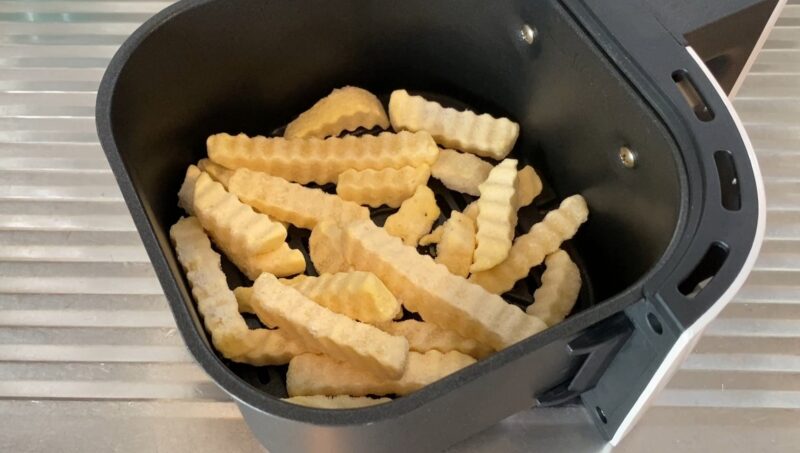 凍った状態のクリンクルポテトをノンフライヤーのバスケットに入れた様子
