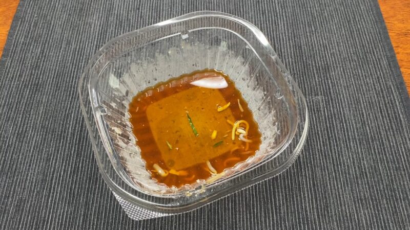 ローソン冷やし中華を完食した後の容器。醤油スープが少し残っている状態