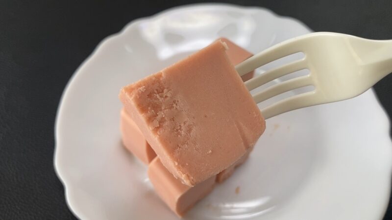 フォークで持ち上げた解凍後のストロベリーチーズケーキの一口サイズ