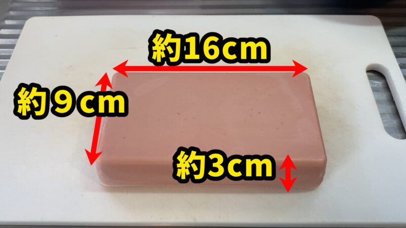 凍ったストロベリーチーズケーキに約16cm×9cm×3cmのサイズ表示。