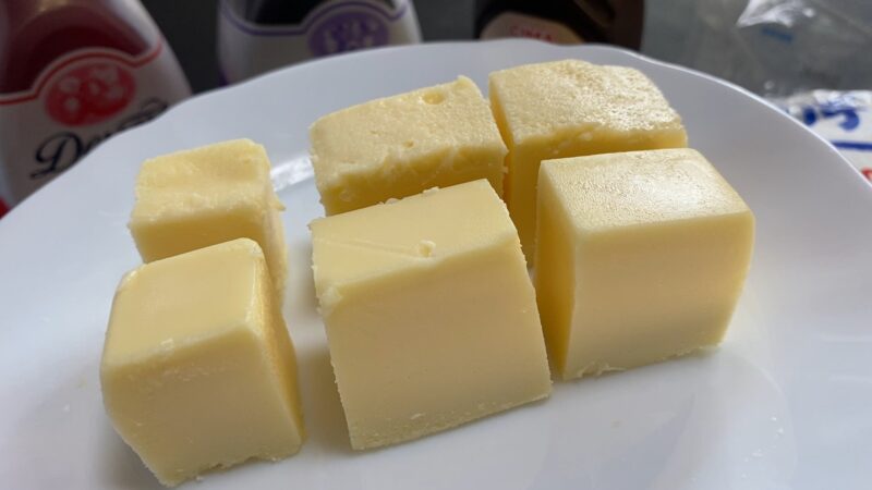 一口サイズにカットされたリッチチーズケーキが白い皿に並ぶ。断面が美しく、ねっとり感が伝わる。