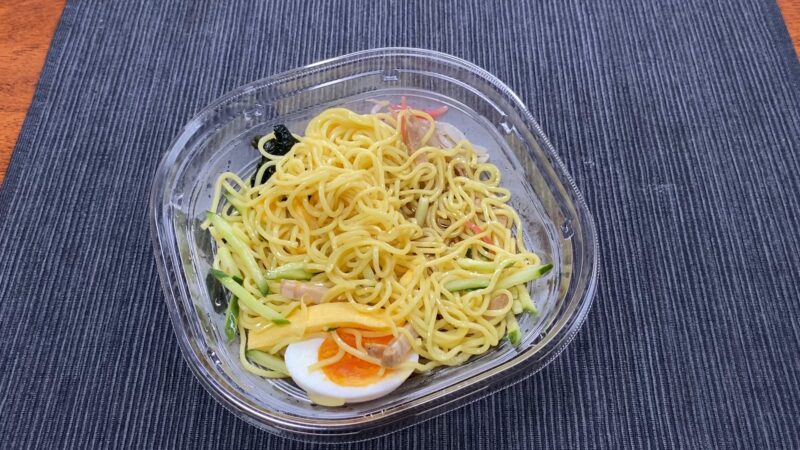 セブンイレブンの冷やし中華を食べ進めた状態。具材と麺がよく混ざり合っている。