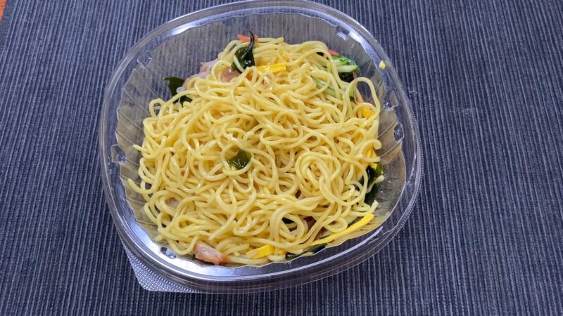 ファミマ冷やし中華の完成状態。麺と具材がよく混ざり合い、さっぱりとした一皿に仕上がっている