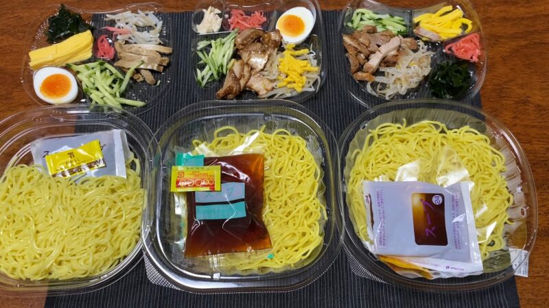 それぞれの冷やし中華を具材ごとに見せた写真。盛り付けの違いが分かりやすい構成。