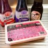ストロベリーチーズケーキと3種のフルーツソースが並んでいる。