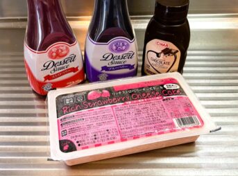 ストロベリーチーズケーキと3種のフルーツソースが並んでいる。