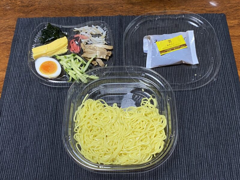 ブンイレブンの冷やし中華を分解し、具材・麺・スープ・からしを並べた状態。