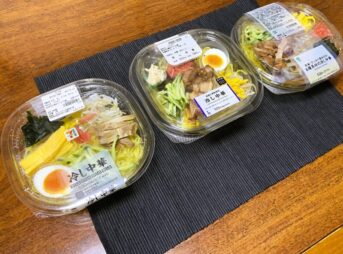 ンビニ3社の冷やし中華を斜めから撮影。容器の立体感や具材の盛り付けがより分かる構図。