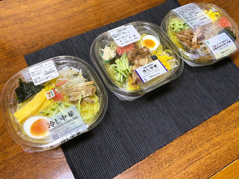 ンビニ3社の冷やし中華を斜めから撮影。容器の立体感や具材の盛り付けがより分かる構図。