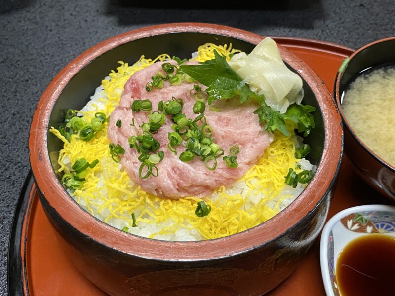 ネギトロ丼。錦糸卵と大葉、ガリを添えた彩り豊かな盛り付け。