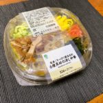 ファミマ「定番！さっぱり醤油だれ 6種具材の冷し中華」パッケージ。