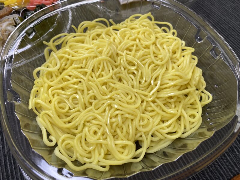 ファミマ冷やし中華の中華麺。黄色が鮮やかでつやのある麺がたっぷり盛られている
