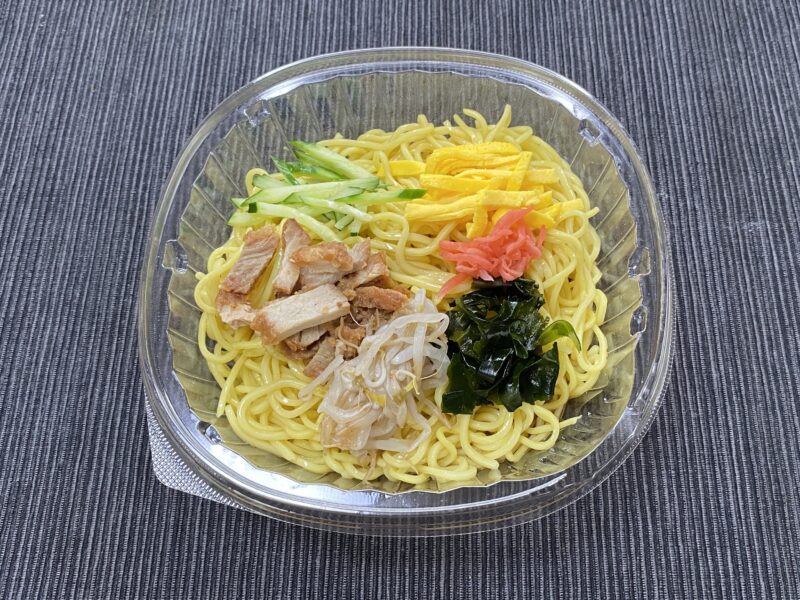 ファミマ冷やし中華の完成品。6種類の具材が中華麺に盛り付けられた、夏らしい一皿
