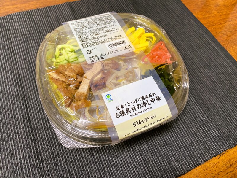 ファミマ「定番!さっぱり醤油だれ 6種具材の冷し中華」パッケージ。