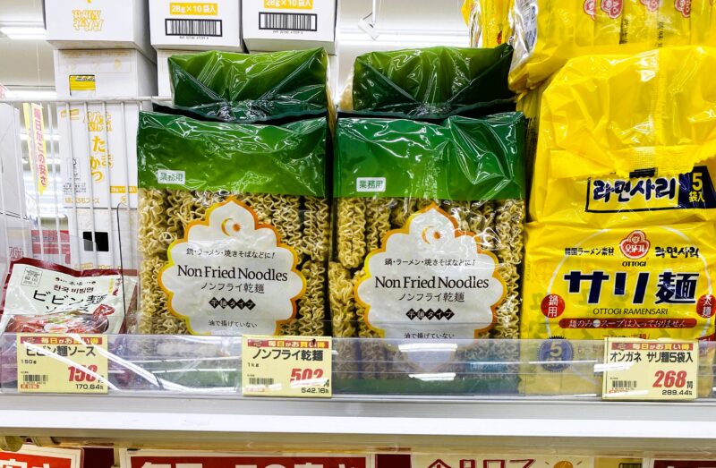 業務スーパー マレーシア産ノンフライ乾麺の売り場