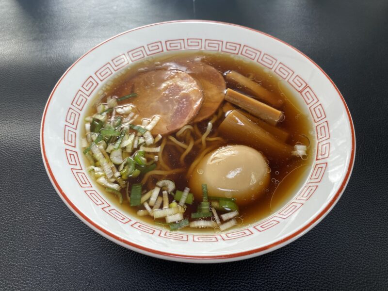 醤油スープのラーメン全景。チャーシュー、味玉、メンマ、刻みネギ入り