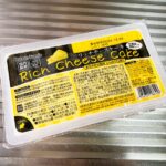 業務スーパーの冷凍スイーツ「リッチチーズケーキ」のパッケージ。