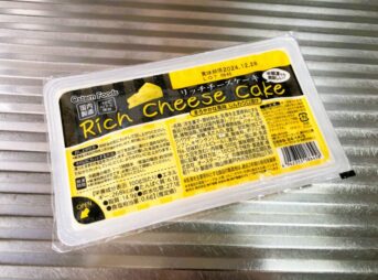 業務スーパーの冷凍スイーツ「リッチチーズケーキ」のパッケージ。