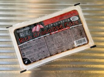 業務スーパーのリッチショコラケーキを斜めから撮影したパッケージ写真。