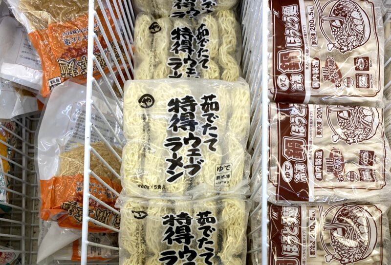 業務スーパーの冷凍食品売り場に並ぶ『茹でたて特得ウェーブラーメン』のパッケージ。200g×5食入りの表示が見える
