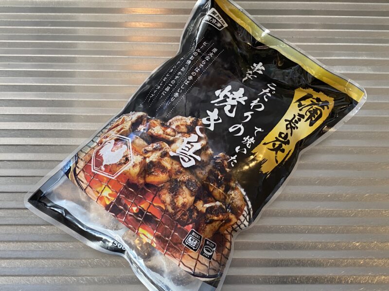 業務スーパーの「備長炭で焼いた串なし焼き鳥」パッケージ全体を真上から撮影。