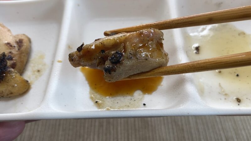 電子レンジで加熱後の串なし焼き鳥。脂がしっかり残り、タレ皿に流れ込んでいるのが分かる。