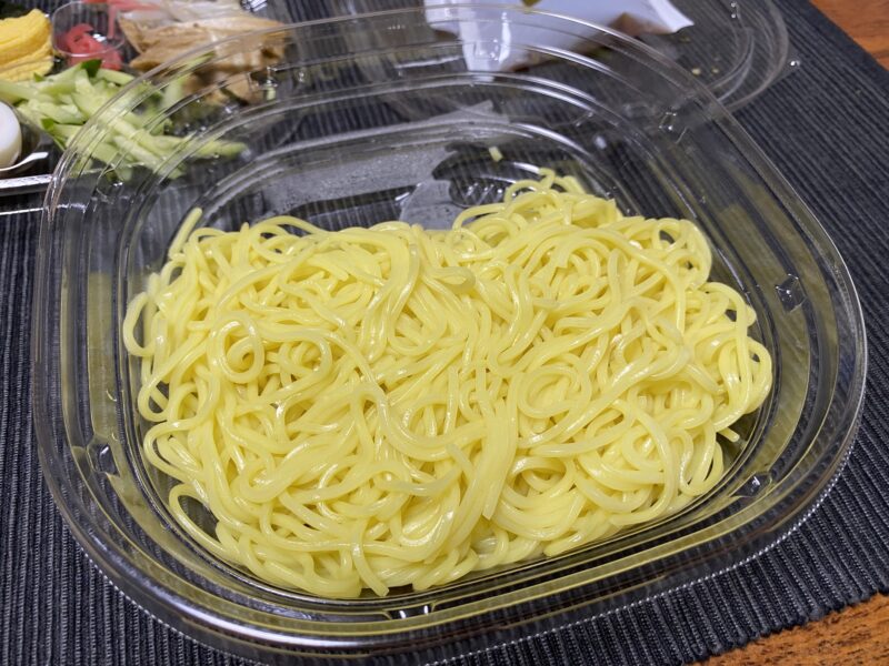 セブンイレブンの冷やし中華の中細麺。黄色くつやのある麺の質感がわかるアップ写真。