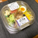 ローソン「冷やし中華」パッケージ。価格やカロリーが表示されたラベル付きの状態