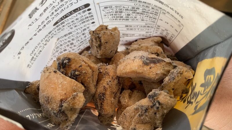袋を開封し、中の冷凍串なし焼き鳥を上からのぞき込んだ状態。黒い焼き目が見える。