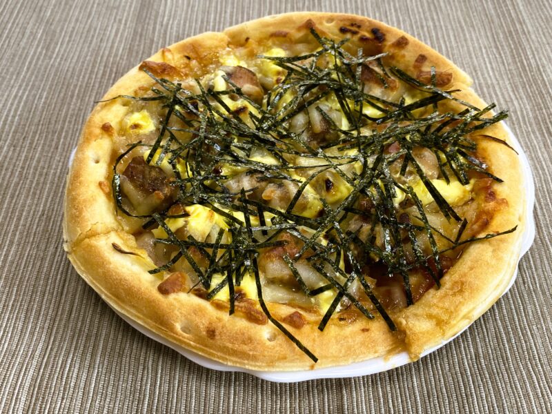 焼き鳥と玉ねぎをのせた和風焼き鳥ピザ。焼き上がりに刻み海苔がたっぷり。