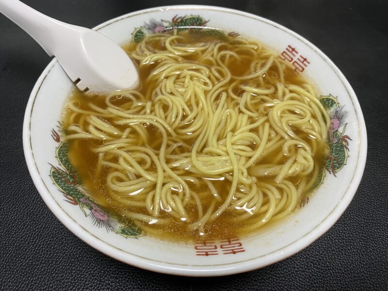 中華柄の丼に盛られた醤油ラーメン。透き通ったスープに中華麺が沈み、湯気が立ち上るシンプルで昔ながらの一杯。