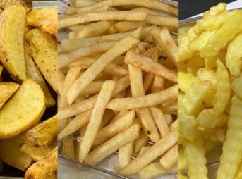 業務スーパーで販売されている1kgフライドポテト3種を比較した写真。左から皮付きのナチュラルカット、中央は細長いシューストリングカット、右は波型のクリンクルカット。いずれも調理済みで、揚げたての様子がわかる。