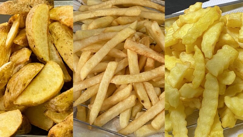 業務スーパーで販売されている1kgフライドポテト3種を比較した写真。左から皮付きのナチュラルカット、中央は細長いシューストリングカット、右は波型のクリンクルカット。いずれも調理済みで、揚げたての様子がわかる。